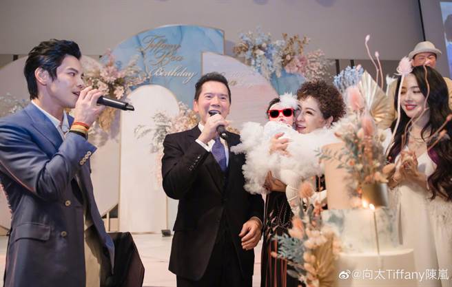 向華強、向佐因身分敏感，申請依親居留引起聲浪。(翻攝自向太陳嵐微博)