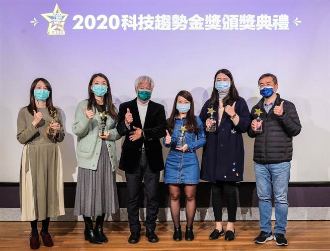 城邦PChome出版集团首席执行长何飞鹏与「2020科技趋势金奖」年度TOP 10得奖厂商共同合影留念。（城邦集团提供／黄慧雯台北传真）