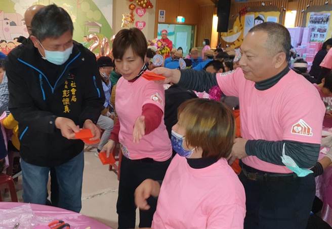 身障机构围炉「真」安心，社会局长彭怀真分享祝福。（台中市政府提供）