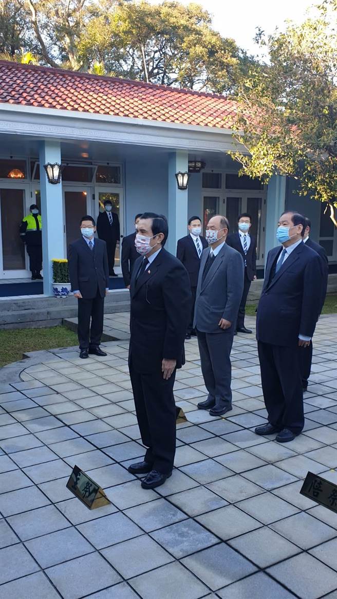 前总统马英九13日前往桃园大溪头寮谒灵。（黄婉婷摄）