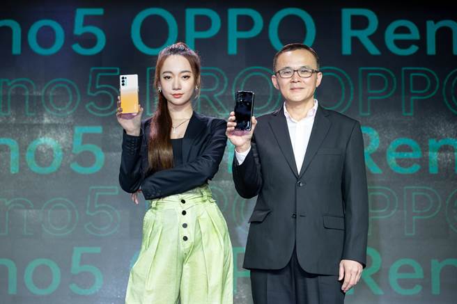 OPPO台湾市场总经理施晃嘉（右）及OPPO明星伙伴吴卓源共同出席 OPPO Reno5系列新机发表会。（OPPO提供／黄慧雯台北传真）
