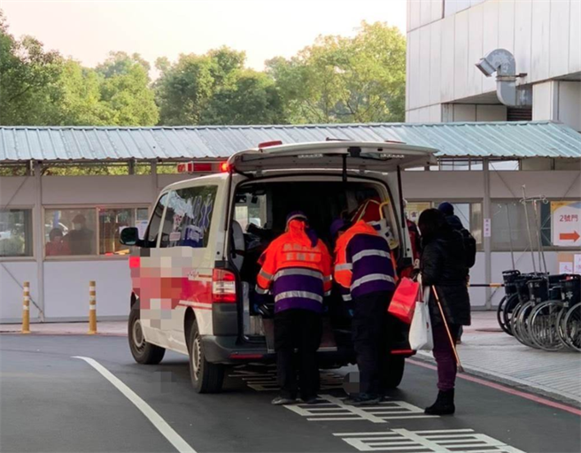 专家谘询小组召集人张上淳表示封院和封城不一样。图为北部某医院疑似感控不当导致医师染疫，其女友为护理师也被波及。（资料照 姜霏摄）
