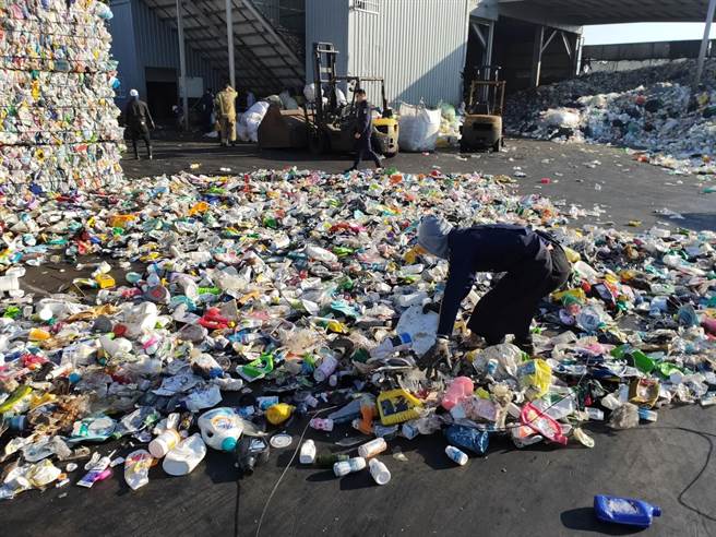 台南资源回收厂一名工人被机械输送带扯断手臂，警消及其他员工连忙在垃圾堆中搜寻。（读者提供／庄曜聪台南传真）