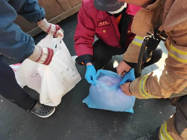 警消将断臂送往医院准备接合。（读者提供／庄曜聪台南传真）