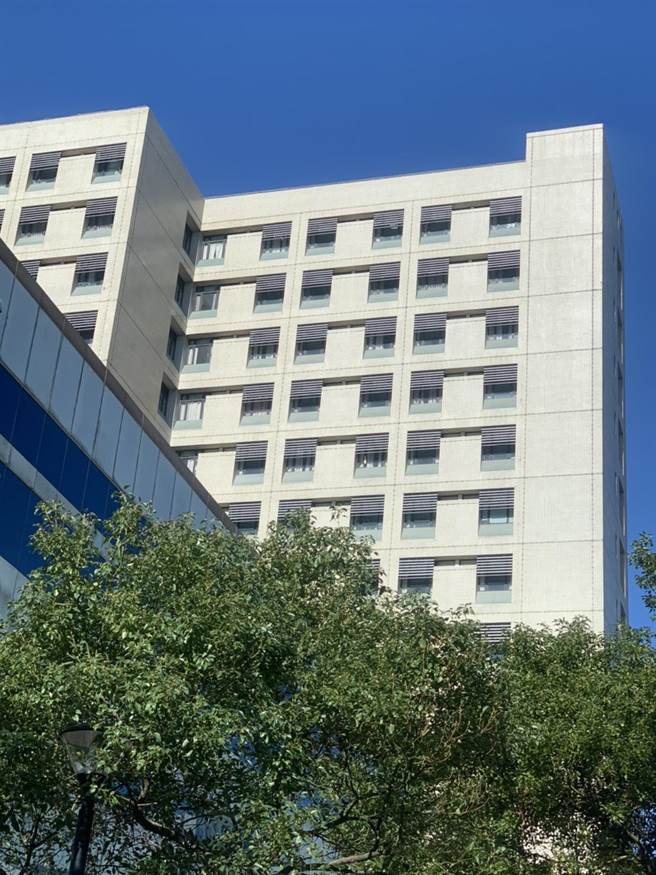 全院员工採检的地点为医院后栋，与民眾的户外採检区分开。（姜霏摄）