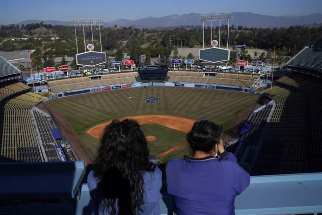 道奇球场外野草皮写上2号，纪念去世的传奇教头拉索达(Tommy Lasorda)。（美联社资料照）