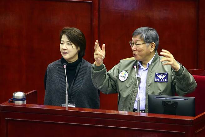 2022年交棒黃珊珊，柯：不會拉她進民眾黨。圖為柯文哲與黃珊珊到議會接受質詢。(本報資料照)