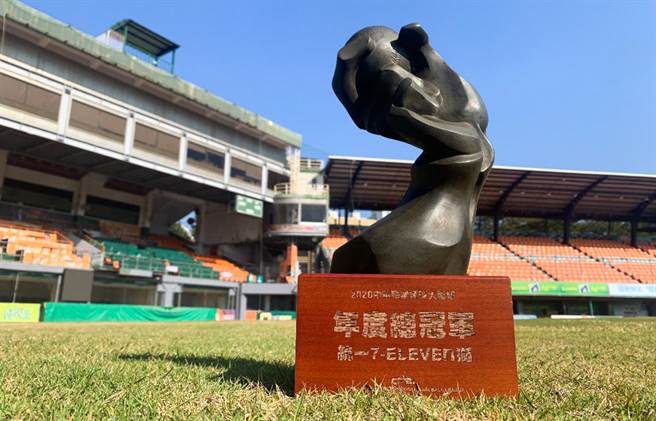 统一狮球迷能在开训典礼与总冠军奖杯拍照。（统一狮提供）