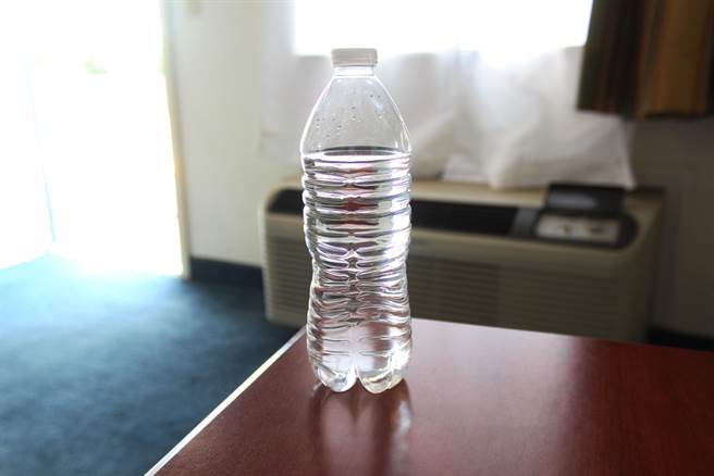 一位未成年少女沉迷网路交友，在网上约3男偷嚐禁果，最后因母亲发现房间摆放一罐汽车旅馆的矿泉水，才气急拉着少女前去警局报案。（示意图／Shutterstock）