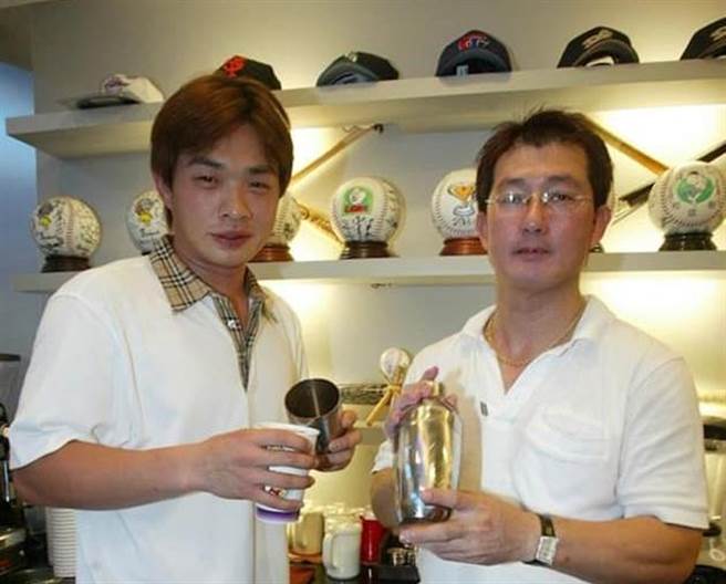 統一獅元老球員鄭百勝(右)離世，視他為恩師的彭政閔(左)相當難過。（截自彭政閔後援會臉書）