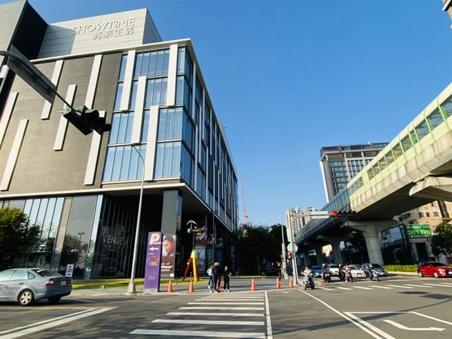 信义房屋八期秀泰店就在秀泰生活馆对面。(图/信义房屋提供)