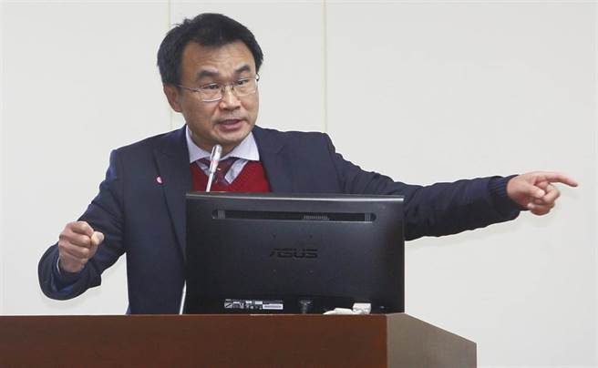 台湾近日来寒害一波接一波，农委会主委陈吉仲（如图）13日在立法院表示，这波寒害农损已经超过一亿元，而且会随时间递延增加，除了天然灾害防治补偿的补助外，未来农委会也规画放宽农业保险项目。（张铠乙摄）