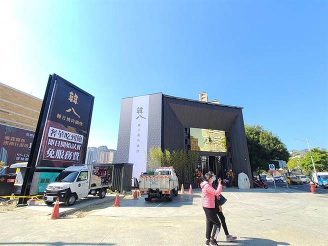 高雄农16特区原兴富发房屋销售中心，由「泛彩巴集团」以每月80万元承租，创下高雄餐饮单点最高租金纪录。图／顏瑞田摄