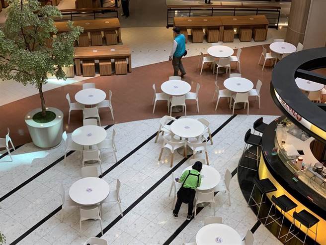 大江購物中心今日恢復營業，清潔人員加強消毒。（黃婉婷攝）