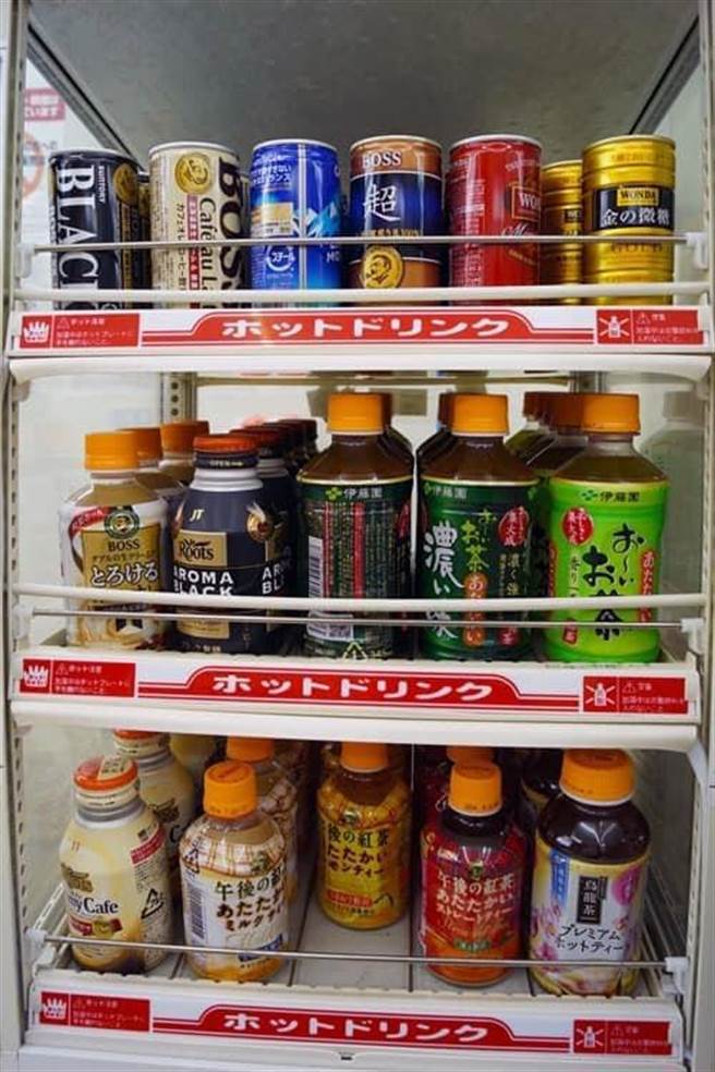 男子在熱飲櫃前將每瓶熱飲輪流拿出來「暖手」再放回去，而且對方拿到店員現煮的咖啡後就離開。（圖／翻攝自臉書「爆怨公社」）