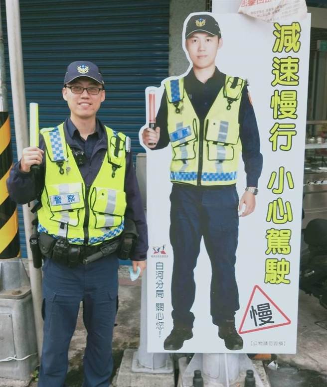 南市即日起3天交通大执法，白河警分局打造员警反光人型立牌，提醒民眾注意。（白河警分局提供／庄曜聪台南传真）