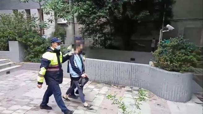 欧阳姓女子坦承持有枪、毒，警方依法送办。（王扬杰翻摄）