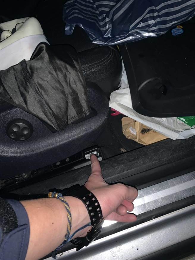 警方从车内起获枪、毒。（王扬杰翻摄）