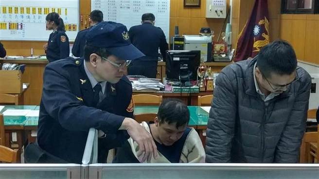 黄琪（中）涉嫌诈骗林姓前男友的刘姓母亲数千万元，台北地院今开庭，他供称，自己只是想嫁进好人家，却落得这个下场。（本报资料照片）