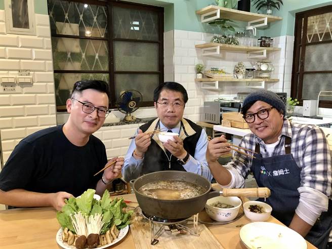 台南市长黄伟哲（中）日前与型男主厨詹姆士（右）合拍影片行销台南。（观旅局提供／李宜杰台南传真）