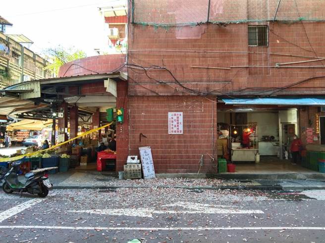 基隆市仁愛區成功國宅又再度有磁磚大面積脫落。（陳彩玲攝）