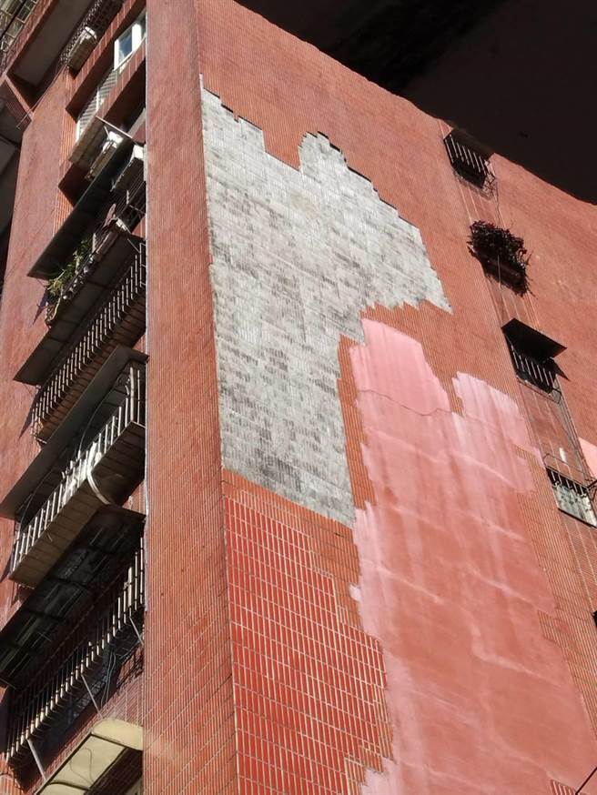 基隆市仁愛區成功國宅又再度有磁磚大面積脫落。（陳彩玲攝）