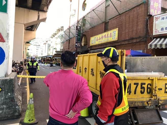 市議員童子瑋指出，國宅的牆面有很多混凝土補過的痕跡，先前已經多次發生脫落情形。（基隆市議員童子瑋提供／陳彩玲基隆傳真）