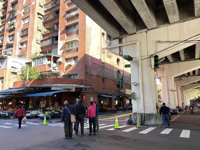 市議員童子瑋指出，國宅的牆面有很多混凝土補過的痕跡，先前已經多次發生脫落情形。（基隆市議員童子瑋提供／陳彩玲基隆傳真）