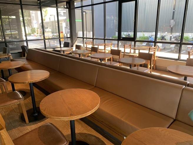 星巴克桃园国际门市今(13日)开业，店内空无一人。（姜霏摄）