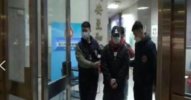 新北市1名通缉犯嚣张在自家开设改造枪工厂还在顶楼公然试枪，警方昨天清晨攻坚逮人。（图／警方提供）