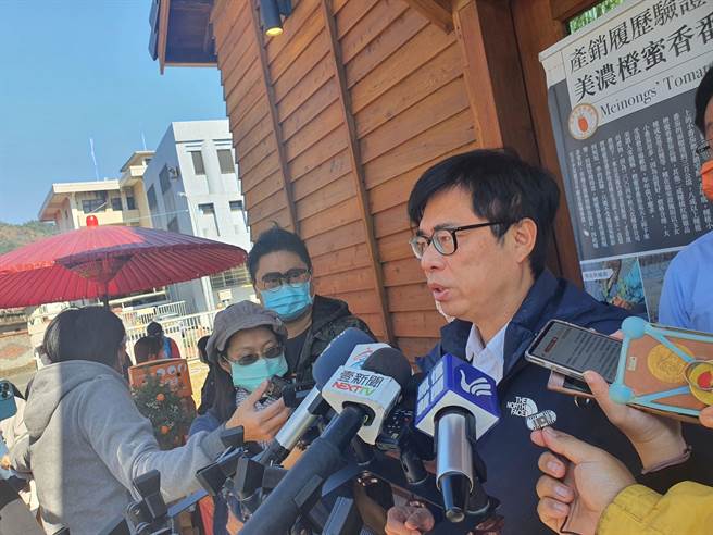 高雄市長陳其邁說，新冠肺炎第一線的醫護人員，應該為他們加油打氣，給予他們肯定。(林雅惠攝)