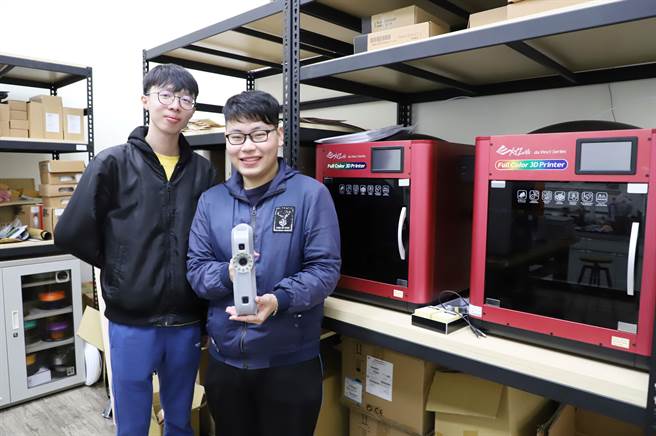 台科大建置3D列印實作場域，提供學生充足的設備資源，並開設大學部相關課程。參與課程的台科大學生邱允平(左)、劉育成(右)。(台科大提供／李侑珊台北傳真)
