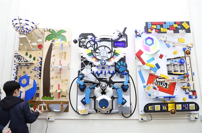 台科大學生打造巨型扭蛋機。(台科大提供／李侑珊台北傳真)