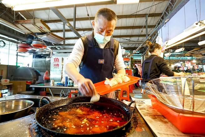「富哥南方澳飞虎鱼丸」挤身30家鱼浆王名摊之列，业者庄英富说，他的鱼丸保留古早味，还可以品尝到鱼的鲜甜。（李忠一摄）