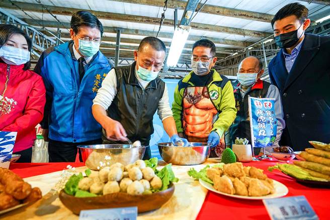 宜兰市长江聪渊（左四）在「富哥南方澳飞虎鱼丸」老板庄英富（左三）的指导下制作鱼丸。（李忠一摄）