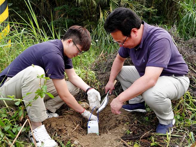 中正大學地球與環境科學系動員師生，沿古坑、梅山一帶，密集擺設百顆地震感測器。（中正大學提供／張亦惠嘉縣傳真）