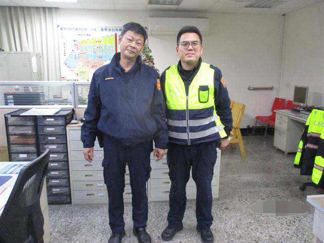 南市警一分局后甲派出所员警蒋岳轩（右）、沈金源（左）成功拦截108万元。（警一分局提供／李宜杰台南传真）