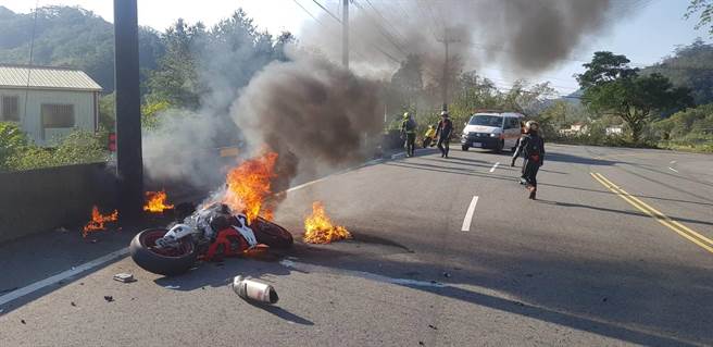 黄姓男子10日骑乘重机行经台3线112公里处时，疑似过弯打滑失控自撞护栏，重机瞬间起火燃烧。（苗栗县消防局提供／巫静婷苗栗传真）