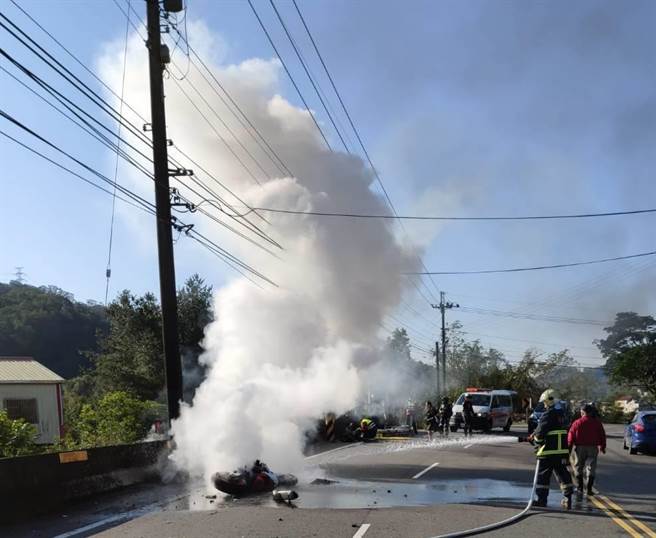 黄姓男子10日骑乘重机行经台3线112公里处时，疑似过弯打滑失控自撞护栏，重机瞬间起火燃烧。（苗栗县消防局提供／巫静婷苗栗传真）