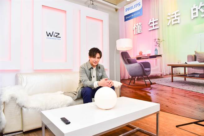 谢佳见体验Philips Wi-Fi WiZ。（昕诺飞提供／黄慧雯台北传真）
