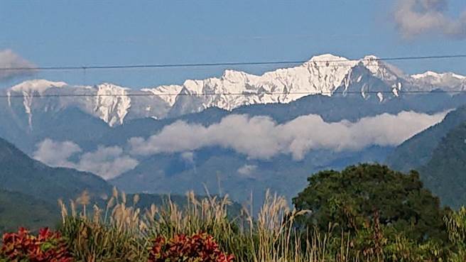 奇莱群山山头白雪覆盖，从花莲市区平地即可远眺美景。（花莲戴女士提供）