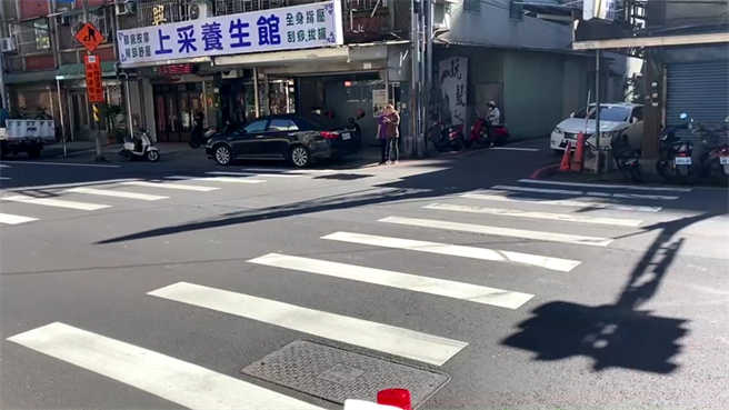 桃园市八德警分局员警13日早上在八德大成国小校门口追捕通缉犯。（警方提供／赖佑维桃园传真）