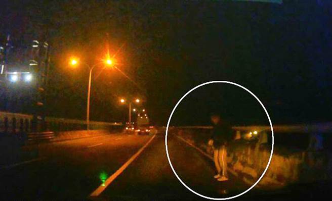 台中市警察局雾峰分局四德派出所员警，9日凌晨低温6度下，在74号快速道路上，发现吕男69岁在路旁奔跑。（雾峰分局提供／黄国峰台中传真）