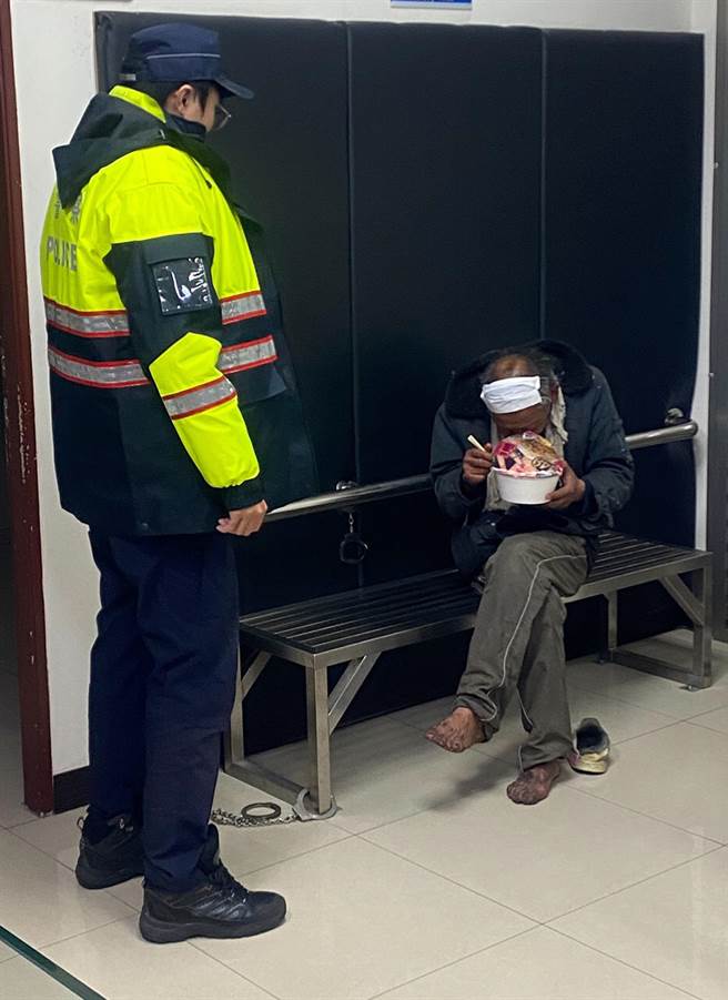 凌晨低温6度下，在风大的74号快速道路上逗留，随时有失温风险，四德派出所员警立即将吕姓街友带回所内，并提供热食充飢热热身子。（雾峰分局提供／黄国峰台中传真）