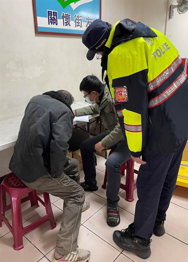 吕姓街友，在凌晨低温6度的74号快速道路上，被四德派出所员警发现后，联络上台中市街友关怀协会，安排暂时栖身之所。（雾峰分局提供／黄国峰台中传真）
