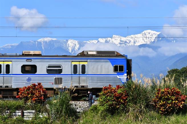 奇莱群峰山顶覆雪，美如阿尔卑斯山，民眾在花莲平地即能捕捉到绝美景色。（陈姓民眾提供）
