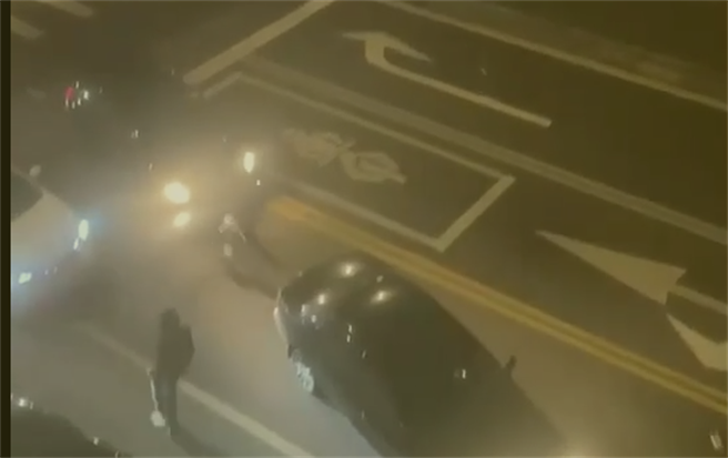 桃园市疑似男女感情纠纷，4日凌晨发生砸车事件，警方3小时候查缉所有涉案人员到案。（翻摄照片／赖佑维桃园传真）