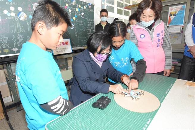 13日彰化县长王惠美到水尾鼓励师生团队，还参与了无人机课程，她说，希望水尾的孩子能持续发挥想像力，并且勇敢追梦。（水尾国小提供／吴建辉彰化传真）
