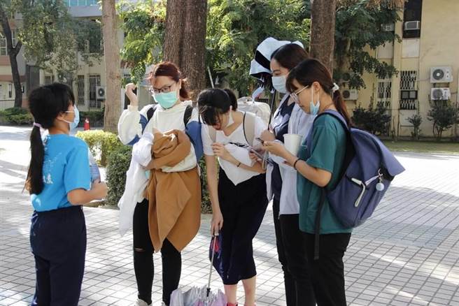  第一阶段需要网路投票，孩子们利用课余时间，一起到附近科技大学或社区，推广自己的计画与理念，希望得到大家的认同。（本报资料照片）