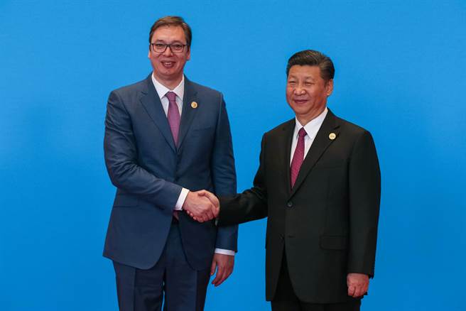 塞爾維亞總統武契奇(左)與中國國家主席習近平(右)。(路透資料照片)